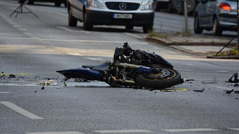 Bamberg: Autofahrerin missachtet Vorfahrt - Motorrad Schrott Bamberg: Autofahrerin missachtet Vorfahrt - Motorrad Schrott