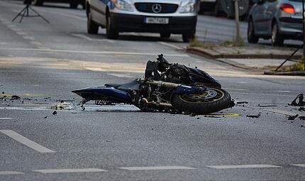 Laster erfasst 18-jährigen Biker - Unfall wegen rätselhafter Schlangenlinien Laster erfasst 18-jährigen Biker - Unfall wegen rätselhafter Schlangenlinien