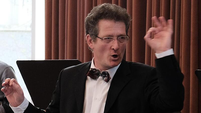 So kennt man Martin Kleiner: engagierter Musiklehrer und Leiter des Schulorchesters am Coburger Gymnasium Alexandrinum. So kennt man Martin Kleiner: engagierter Musiklehrer und Leiter des Schulorchesters am Coburger Gymnasium Alexandrinum.