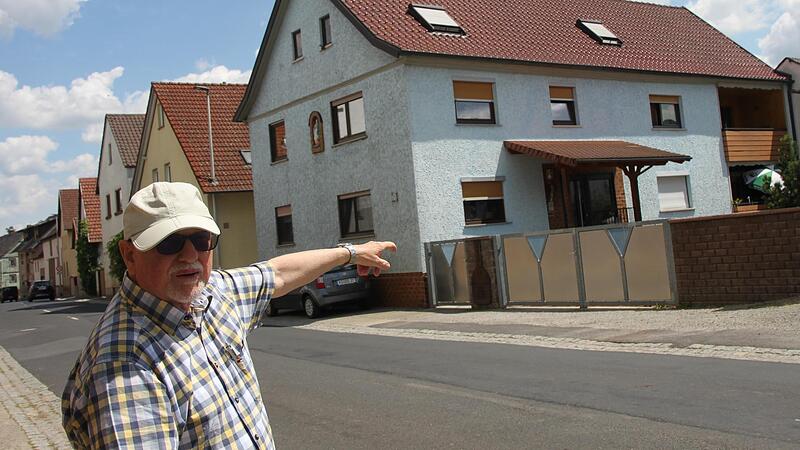 Franz Krichel zeigt das Haus, in welchem er w&auml;hrend des zweiten Weltkrieges gemeinsam mit seiner Mutter untergekommen ist. Trotz der schlimmen Situation hat er an Diebach fast ausschlie&szlig;lich positive Erinnerungen.