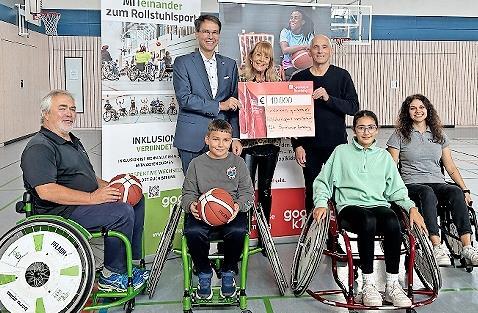 Günther Vogel von Goolkids, Thomas Schmidt, Vorstandsmitglied der Sparkasse, Sibylle Kretzschmar, Rektorin der Grund- und Mittelschule Hirschaid, Robert Bartsch vom Förderkreis Goolkids, Lisca Dogan, Projektleiterin GinaS bei Goolkids, sowie ein S...