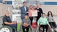 Günther Vogel von Goolkids, Thomas Schmidt, Vorstandsmitglied der Sparkasse, Sibylle Kretzschmar, Rektorin der Grund- und Mittelschule Hirschaid, Robert Bartsch vom Förderkreis Goolkids, Lisca Dogan, Projektleiterin GinaS bei Goolkids, sowie ein S...