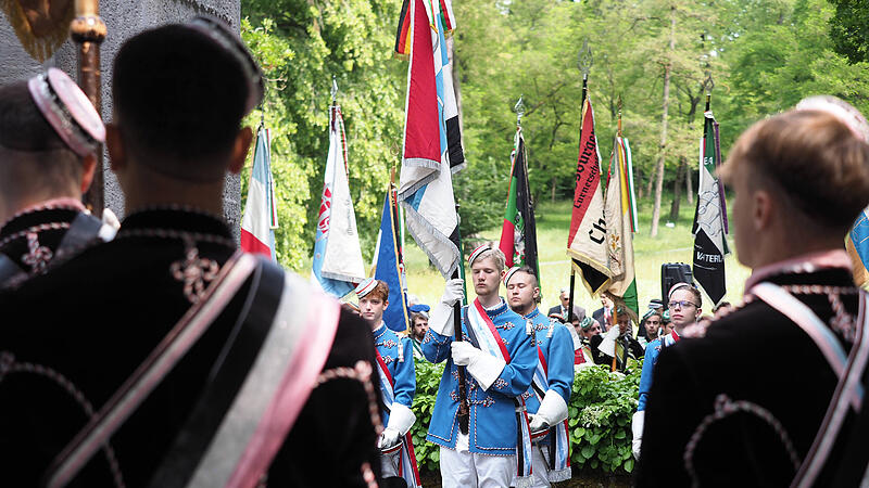 Coburger Convent: Totengedenken am Ehrenmal im Hofgarten