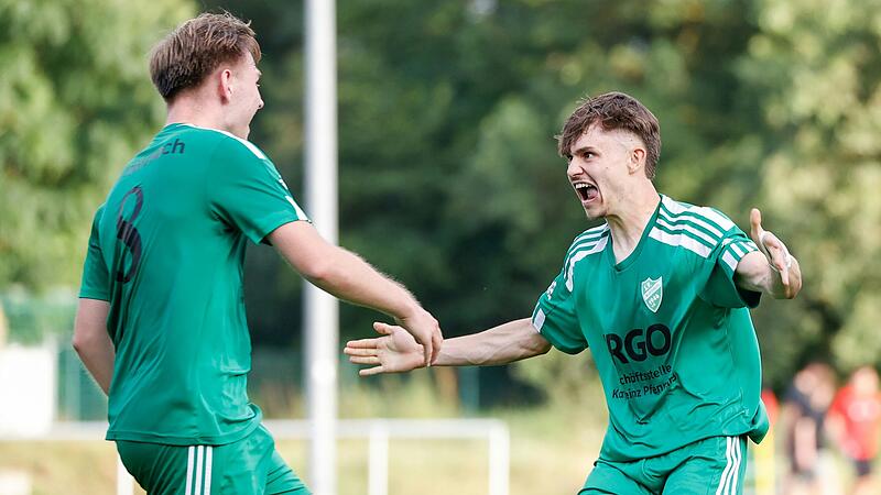 Simon Hertlein (links) und Felix Wolf jubeln: Der SV K&uuml;rnach hat als letzte Mannschaft das Viertelfinale im Toto-Pokal-Wettbewerb auf Kreisebene erreicht. Das Bild entstand in der Partie zwischen dem TSV Rottendorf und dem SV K&uuml;rnach in der Fu&szlig;ball-Bezirksliga West.