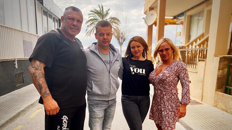 Die Himmelkroner Damaris Rosa und Matthias Bender (Mitte) sind die neuen P&auml;chter des &bdquo;Iron Diner&ldquo; der aus dem Fernsehen bekannten Auswanderer Caro und Andreas Robens.