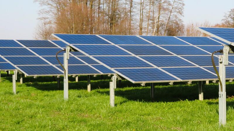Photovoltaikanlagen wie auf diesem Symbolbild sollen bei Großheirath entstehen.