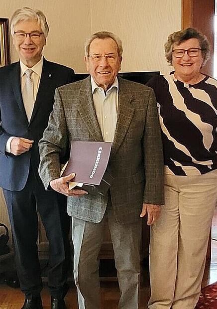 Kemmerns Bürgermeister Rüdiger Gerst (links) und Silvia Jung gratulierten Alfred Stilkerich zum Geburtstag. Kemmerns Bürgermeister Rüdiger Gerst (links) und Silvia Jung gratulierten Alfred Stilkerich zum Geburtstag.