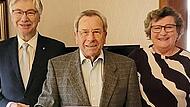 Kemmerns B&uuml;rgermeister R&uuml;diger Gerst (links) und Silvia Jung gratulierten Alfred Stilkerich zum Geburtstag.