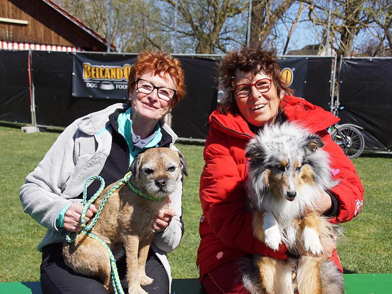 Agility-Turniere sind ihr Leben: die 75-jährige Susanne Kunkel (links) mit Sanny und die 72-jährige Christine Neumann mit Jim.