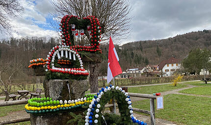 Osterbrunnen BehringersmühleForchheim & Fränkische Schweiz Der Brunnen in Behringersmühle macht auf Blut-, Knochenmark- und Organspende aufmerksam