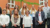 Die neuen Lehrkr&auml;fte mit Schulleiter Peter Rottmann (r.): (hinten v.l.) Benjamin Plenk, Anette Meyer, Leonie Kaiser, Kristina Schleier, Leonie Glave und Jan Adelmann, (vorne v.l.) Tim Mahler, Lena Zapf, Maria Ilg und Paul Rohmann.Tanja Sobisch