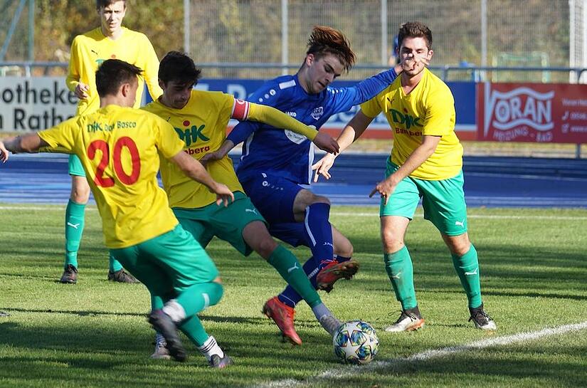 Alles oder nichts: Justin Grubert (in blau) und die JFG Steigerwald k&auml;mpfen in  der Qualifikationsrunde um einen der wenigen Bayernliga-Startpl&auml;tze. Am Samstag (14 Uhr) findet das erste Spiel gegen den ASV Neumarkt statt, w&auml;hrend im weiteren Verlauf noch die Derbys gegen die DJK Don Bosco (in gr&uuml;n-gelb) und den FC Eintracht anstehen.