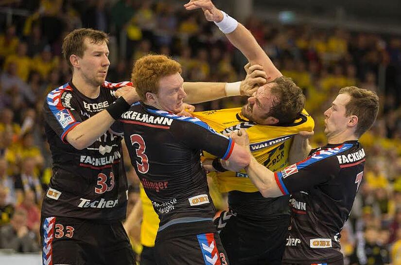 Die Spieler des HC Erlangen und des HSC 2000 Coburg lieferten sich stets packende Duelle - in dieser Szene bestreiten die Mittelfranken (v. li.) Nikolai Link, Nicolai Theilinger und Jonas Link einen ungleichen Vierkampf mit Oberfranke Sebastian Weber.