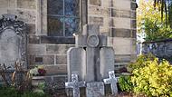 Dieses Foto wurde Mitte Oktober auf dem Neustadter Friedhof aufgenommen. Die Steintafel für Helmuth Johnsen zwischen den beiden Kreuzen wurde zwischenzeitlich von der Stadt Neustadt entfernt.
