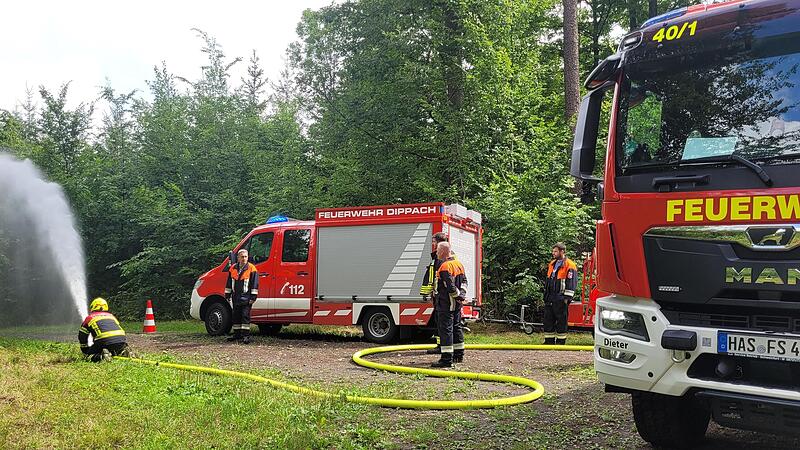 „Wasser Marsch!“ hieß es auf dem Haubeberg nach einer Stunde seit Beginn der Schlauchverlegung. „Wasser Marsch!“ hieß es auf dem Haubeberg nach einer Stunde seit Beginn der Schlauchverlegung.