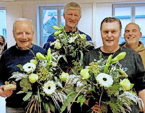 Bei der Betriebsversammlung wurden langjährige Mitarbeiter geehrt (v.l.): Rainer Kober (60 Jahre), Stefan Angles (40), Alfred Wolfram (49) und Geschäftsführer Benjamin Kube. Bei der Betriebsversammlung wurden langjährige Mitarbeiter geehrt (v.l.): Rainer Kober (60 Jahre), Stefan Angles (40), Alfred Wolfram (49) und Geschäftsführer Benjamin Kube.