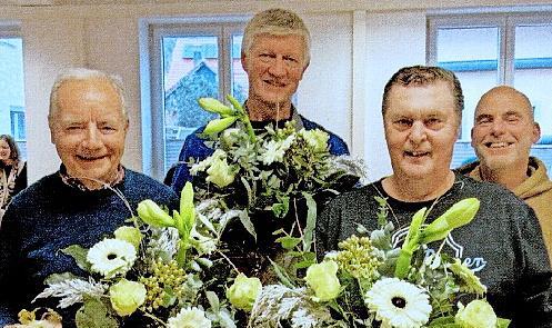 Bei der Betriebsversammlung wurden langjährige Mitarbeiter geehrt (v.l.): Rainer Kober (60 Jahre), Stefan Angles (40), Alfred Wolfram (49) und Geschäftsführer Benjamin Kube. Bei der Betriebsversammlung wurden langjährige Mitarbeiter geehrt (v.l.): Rainer Kober (60 Jahre), Stefan Angles (40), Alfred Wolfram (49) und Geschäftsführer Benjamin Kube.