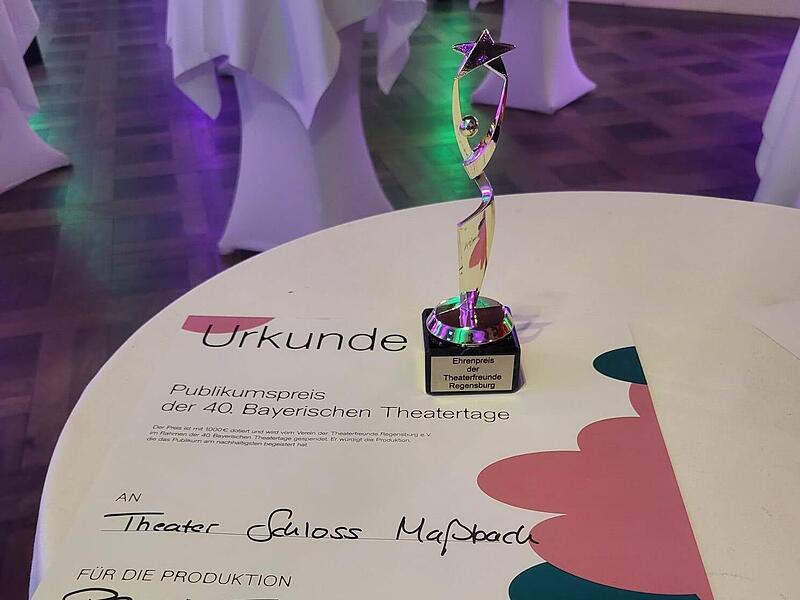 Der Preis besteht aus einer Statuette, einer Urkunde und einer Dotierung von 1000 Euro. Die Theaterfreunde Regensburg haben den den Preis gespendet, der bereits zum zweiten Male in Folge an das Theater Schloss Maßbach ging. Der Preis besteht aus einer Statuette, einer Urkunde und einer Dotierung von 1000 Euro. Die Theaterfreunde Regensburg haben den den Preis gespendet, der bereits zum zweiten Male in Folge an das Theater Schloss Maßbach ging.