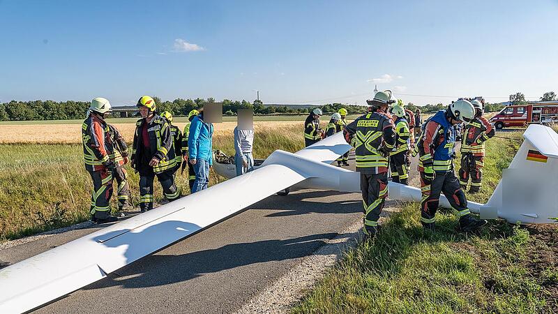Buttenheim (Kreis Bamberg): Dreifache Notlandung - Segelflieger kracht neben A73 in Feld Buttenheim (Kreis Bamberg): Dreifache Notlandung - Segelflieger kracht neben A73 in Feld