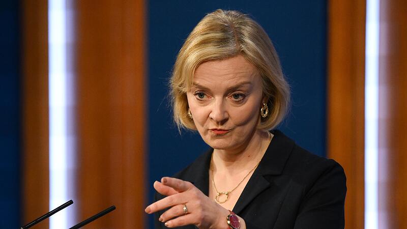Liz Truss, Premierministerin von Gro&szlig;britannien, am Freitag w&auml;hrend einer Pressekonferenz in der Downing Street.