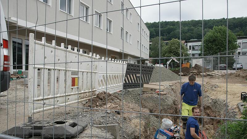 Gerade wird im Au&szlig;enbereich des Medzentrums Bad Br&uuml;ckenau flei&szlig;ig geschafft. Das Innere ist inzwischen so weit, dass bal die Schl&uuml;ssel an die ersten Mieter &uuml;bergeben werden sollen.