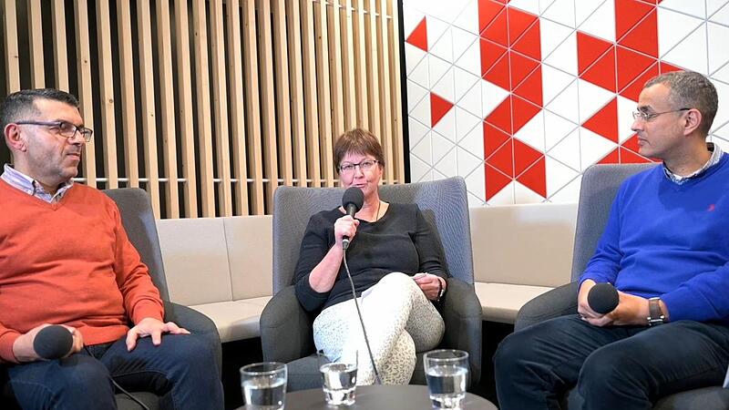 Dr. Saleh Al Hamoud (l.) und Dr. Nedal Al-Khatib (r.) stehen Reporterin Monika Sch&uuml;tz Rede und Antwort.