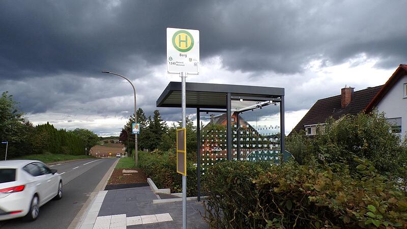 Dunkle Wolken &uuml;ber der Haltestelle &bdquo;Berg&ldquo;: Doch nun ist eine L&ouml;sung gefunden worden, damit die Kinder am Morgen nicht mehr &uuml;ber die Hauptstra&szlig;e zum Schulbus m&uuml;ssen.