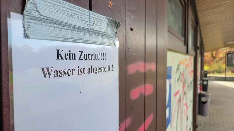 Rund drei Monate lang waren die Sanit&auml;ranlagen auf der Sportinsel gesperrt. &Uuml;ber die Reparatur freuen sich nun sowohl Camper als auch Sportler.