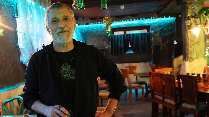 Die neue Bottle-Bar von Stefan Müller ist so, wie früher Bars waren: ein bisschen schummrig, gemütlich. Nicht nur Nachtschwärmer sollen sich hier wohlfühlen, sondern auch Kaffee und Kuchen gibt es direkt neben dem Dampflokmuseum in Neuenmarkt.