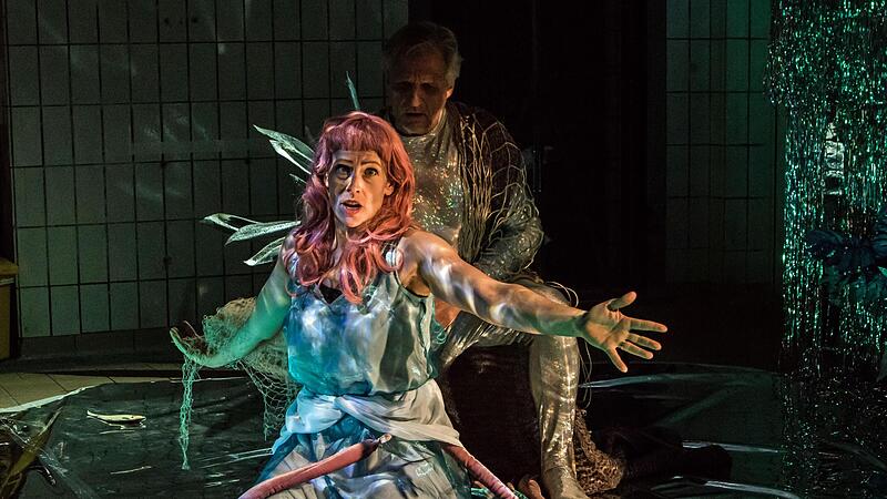 &bdquo;Fishing for Rusalka&ldquo;: Als Kammeroper in stark gek&uuml;rzter und reduzierter Form erlebte Dvor&aacute;ks lyrisches M&auml;rchen seine Premiere in der ehemaligen Hofschlachterei im Steinweg. In der Titelrolle: Rannveig K&aacute;rad&oacute;ttir, als Wassermann Michael Lion. Regi...