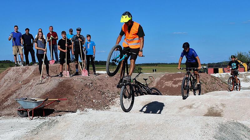 Die neue Dirt-Bike-Strecke macht beachtliche Spr&uuml;nge m&ouml;glich.