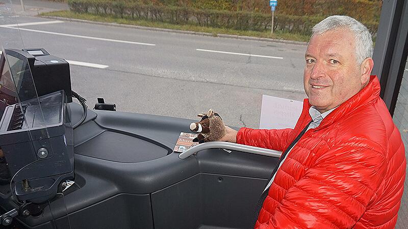 Der „Eberner Lützel“, von Bürgermeister Jürgen Hennemann im Bus deponiert, begleitet als Maskottchen den „Heimat-Hopper“ auf seinen Fahrten.