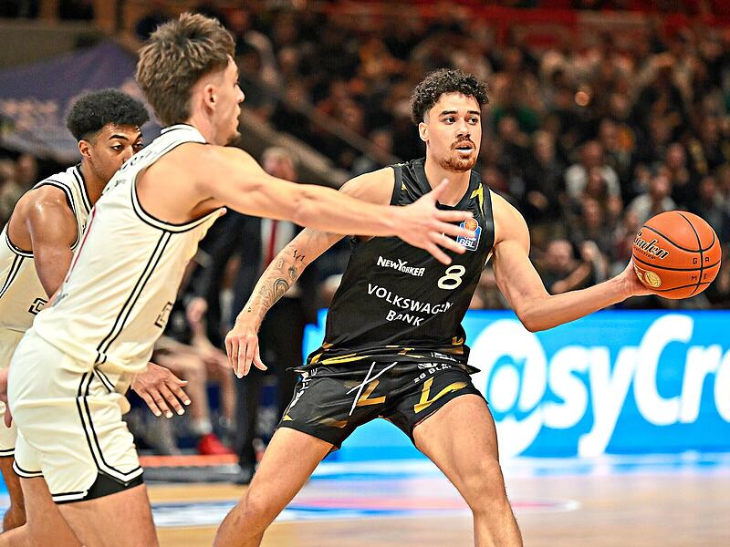 Joshua Obiesie (mit Ball) im Braunschweiger Trikot im Duell gegen Zach Ensminger. Letzteren wird Obiesie in Bamberg ersetzen.Swen Pförtner, dpa Joshua Obiesie (mit Ball) im Braunschweiger Trikot im Duell gegen Zach Ensminger. Letzteren wird Obiesie in Bamberg ersetzen.Swen Pförtner, dpa