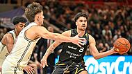 Joshua Obiesie (mit Ball) im Braunschweiger Trikot im Duell gegen Zach Ensminger. Letzteren wird Obiesie in Bamberg ersetzen.Swen Pförtner, dpa Joshua Obiesie (mit Ball) im Braunschweiger Trikot im Duell gegen Zach Ensminger. Letzteren wird Obiesie in Bamberg ersetzen.Swen Pförtner, dpa