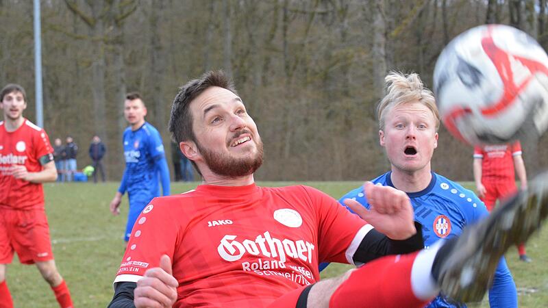 Da staunt der Sulzthaler Marcel Schmitt  (rechts) &uuml;ber den k&uuml;hnen Versuch von Julian Stahl, den Ball aus der Luft zu holen. Links im Hintegrund: Rannungens Andre Wetterich und Sulzthals Felix Ke&szlig;.