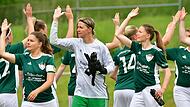 Teamzusammenhalt wird in Schwabthal groß geschrieben. Hier klatscht sich das Team um Spielführerin Lisa Kestler (links) und Torhüterin Jaqueline Spindler vor dem letzten Saisonspiel gegen Meister FFC Hof ab. Der 1:0-Sieg reichte jedoch nicht mehr ...