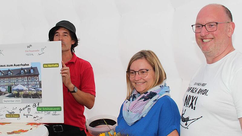 Als Erinnerung an den Abschiedstag &uuml;berreicht Frank Fischer eine Fotoleinwand des altehrw&uuml;rdigen Gasthauses &bdquo;Auerhahn&ldquo; an die Wirtsleute Doris und Joachim Schelbert.