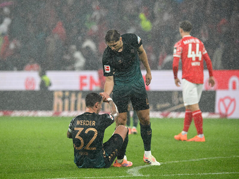 FSV Mainz 05 - Werder Bremen Stand am Samstag beim Heimspiel seiner Bremer (hier ein Archivbild von Anfang November in Mainz) gegen Köln metaphorisch im Regen: Niklas Stark (stehend).