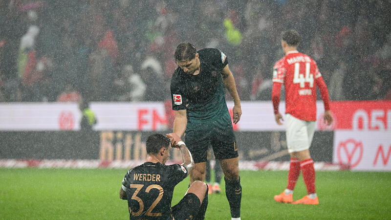 Stand am Samstag beim Heimspiel seiner Bremer  (hier ein Archivbild von Anfang November in Mainz) gegen Köln metaphorisch im Regen: Niklas Stark (stehend).