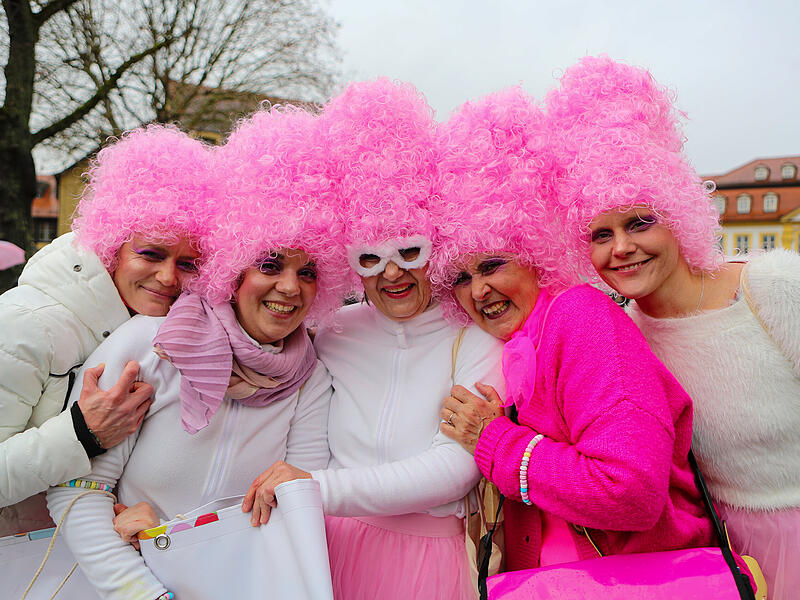 FaschingszugTausende Besucher beim gro&szlig;en Faschingsumzug in Bamberg