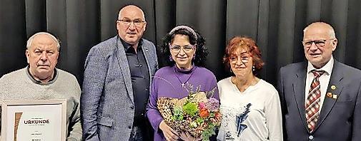 Abschied als langj&auml;hrige Chorleiterin und eine hohe Ehrung: (von links) Otto D&uuml;nisch, Andreas Sandwall, Andrea Metzler, Hedwig Steinert und Elmar Brehm.