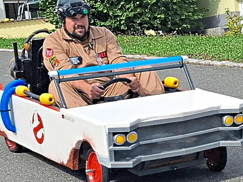 Als originellste Konstruktion bewertete die Jury das Mobil von Thomas Ruckd&auml;schel. Heinz Fischer