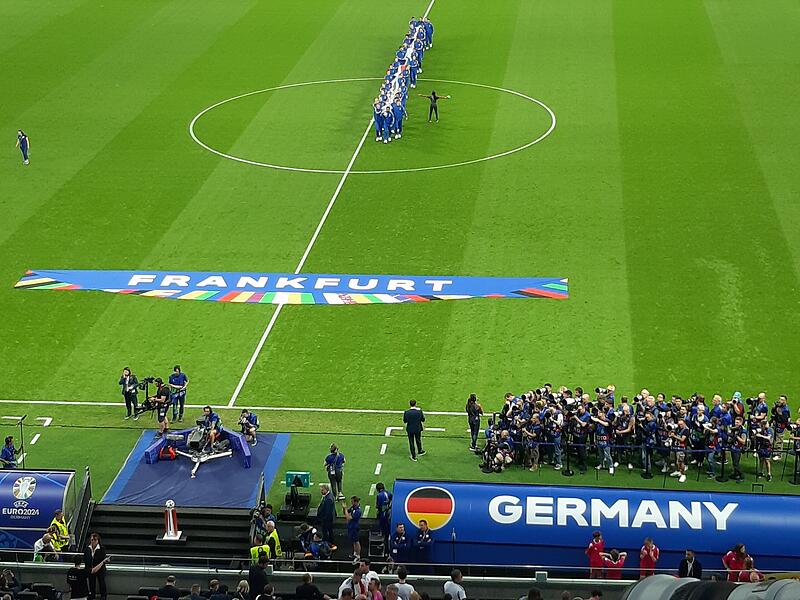 Banner da, Fotografen auch: Kann bald losgehen mit dem Spiel Deutschland gegen Schweiz. Banner da, Fotografen auch: Kann bald losgehen mit dem Spiel Deutschland gegen Schweiz.