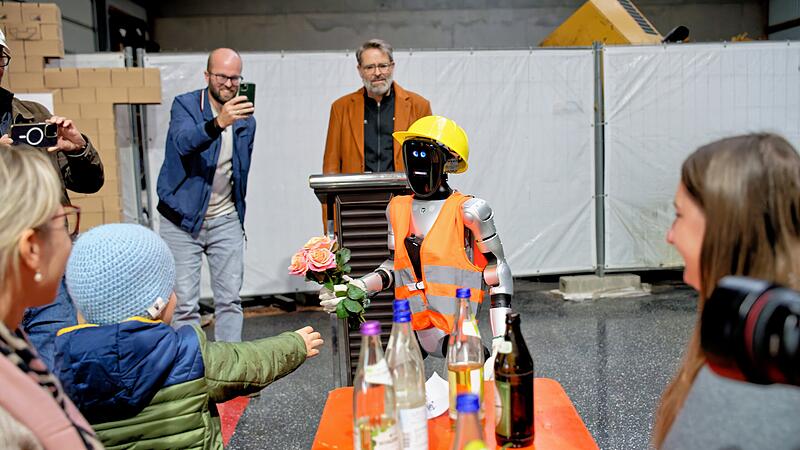 Bauunternehmer Gerhard Seibold pr&auml;sentiert ersten humanoiden Roborter