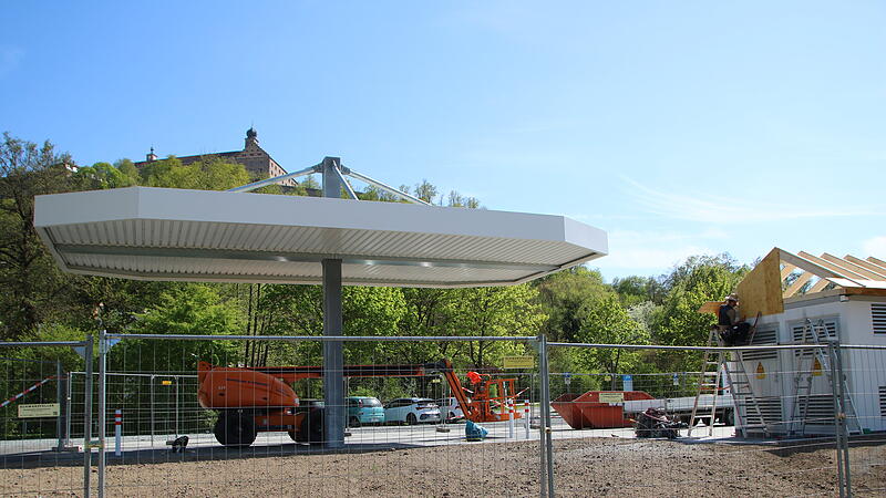Das Dach f&uuml;r den E-Ladepark am Kulmbacher Schwedensteg steht schon.