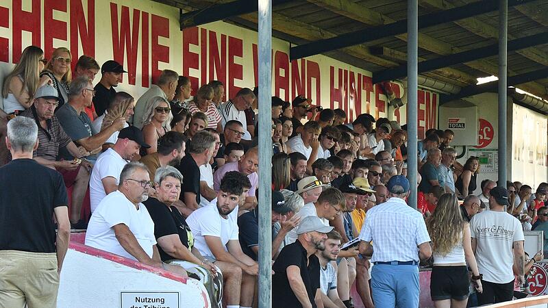 Auf eine stattliche Kulisse freut sich der FC Lichtenfels im Spitzenspiel der Bezirksliga gegen den SV Friesen. Grund dafür ist nicht nur das Duell des Tabellenführers mit dem Rangzweiten, sondern auch der Korbmarkt. G. Czepera Auf eine stattliche Kulisse freut sich der FC Lichtenfels im Spitzenspiel der Bezirksliga gegen den SV Friesen. Grund dafür ist nicht nur das Duell des Tabellenführers mit dem Rangzweiten, sondern auch der Korbmarkt. G. Czepera