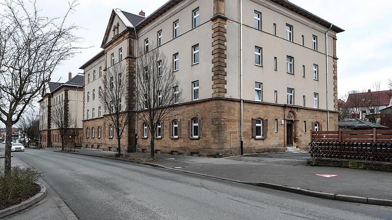 Von au&szlig;en machen die beiden Geb&auml;ude der Bahn noch einen ordentlichen Eindruck, doch innen gibt es hohen Sanierungsbedarf.