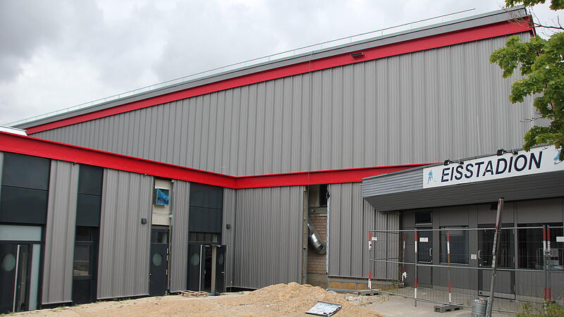 Baustelle, aber bis Mitte Oktober wohl einsatzbereit: Das Eisstadion H&ouml;chstadt am Kieferndorfer Weg.
