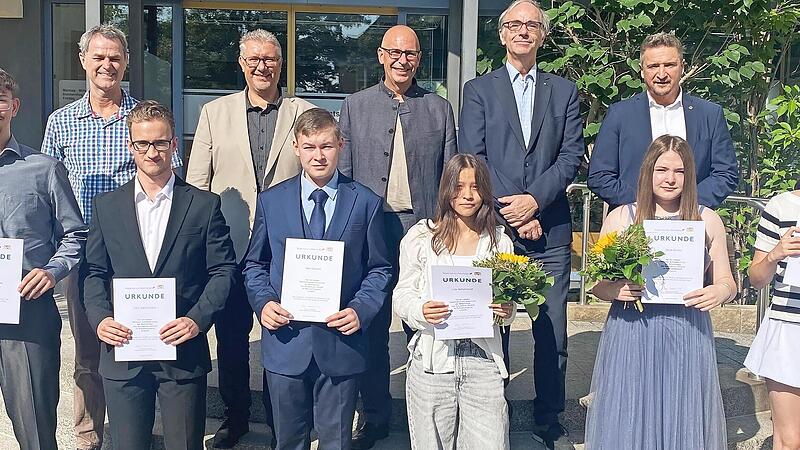 Marlon Löppert, Felix Kaltenecker, Max Dippold, Lida Mohammadi, Paula Corinna Scholz und Dominika Bevz (vorne, v. l.) freuen sich mit  (hinten, v.l.) dem Vorsitzenden des örtlichen Personalrats Bernhard Jeßberger, Schulrat Bernd Schick, Landrat C...