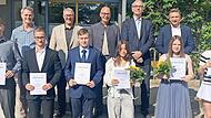 Marlon Löppert, Felix Kaltenecker, Max Dippold, Lida Mohammadi, Paula Corinna Scholz und Dominika Bevz (vorne, v. l.) freuen sich mit (hinten, v.l.) dem Vorsitzenden des örtlichen Personalrats Bernhard Jeßberger, Schulrat Bernd Schick, Landrat C... Marlon Löppert, Felix Kaltenecker, Max Dippold, Lida Mohammadi, Paula Corinna Scholz und Dominika Bevz (vorne, v. l.) freuen sich mit (hinten, v.l.) dem Vorsitzenden des örtlichen Personalrats Bernhard Jeßberger, Schulrat Bernd Schick, Landrat C...